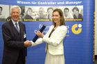 Vergabe der Diplome beim diesjährigen Absolvententreffen des Österreichischen Controller - Instituts . Foto: Univ.-Prof. Dr. Rolf Eschenbach (Geschäftsführer und wissenschaftlicher Leiter ÖCI), Karin Busek                               