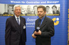 Vergabe der Diplome beim diesjährigen Absolvententreffen des Österreichischen Controller - Instituts . Foto: Univ.-Prof. Dr. Rolf Eschenbach (Geschäftsführer und wissenschaftlicher Leiter ÖCI), Werner Mader                               