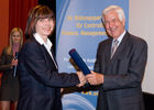(c) fotodienst / Anna Rauchenberger - Wien, am 27.04.2010 -  Heute lud das Österreichische Controller-Institut zur Verleihung des Controller-Diploms in den Kinosaal der Wiener Urania ein. Zahlreiche Absolventen bekamen ihr Diplom für erfolgreich bestandene Lehrgänge verliehen. Gemeinsam mit ihnen feierten nicht nur Teilnehmer der Business-Intelligente Tagung BARC, die unweit der Urania im stattfand, sondern auch mehr als 100 ehemalige Absolventen des Österreichischen Controller-Instituts, die sich alljährlich zu einem Networking-Event treffen.  FOTO: Rolf Eschenbach, wissenschaftlicher Leiter des Österreichischen Controller-Instituts (re) überreicht das Diplom an eine/n Absolventen/in