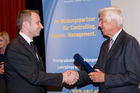 (c) fotodienst / Anna Rauchenberger - Wien, am 27.04.2010 -  Heute lud das Österreichische Controller-Institut zur Verleihung des Controller-Diploms in den Kinosaal der Wiener Urania ein. Zahlreiche Absolventen bekamen ihr Diplom für erfolgreich bestandene Lehrgänge verliehen. Gemeinsam mit ihnen feierten nicht nur Teilnehmer der Business-Intelligente Tagung BARC, die unweit der Urania im stattfand, sondern auch mehr als 100 ehemalige Absolventen des Österreichischen Controller-Instituts, die sich alljährlich zu einem Networking-Event treffen.  FOTO: Rolf Eschenbach, wissenschaftlicher Leiter des Österreichischen Controller-Instituts (re) überreicht das Diplom an eine/n Absolventen/in