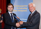 (c) fotodienst / Anna Rauchenberger - Wien, am 27.04.2010 -  Heute lud das Österreichische Controller-Institut zur Verleihung des Controller-Diploms in den Kinosaal der Wiener Urania ein. Zahlreiche Absolventen bekamen ihr Diplom für erfolgreich bestandene Lehrgänge verliehen. Gemeinsam mit ihnen feierten nicht nur Teilnehmer der Business-Intelligente Tagung BARC, die unweit der Urania im stattfand, sondern auch mehr als 100 ehemalige Absolventen des Österreichischen Controller-Instituts, die sich alljährlich zu einem Networking-Event treffen.  FOTO: Rolf Eschenbach, wissenschaftlicher Leiter des Österreichischen Controller-Instituts (re) überreicht das Diplom an eine/n Absolventen/in