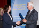(c) fotodienst / Anna Rauchenberger - Wien, am 27.04.2010 -  Heute lud das Österreichische Controller-Institut zur Verleihung des Controller-Diploms in den Kinosaal der Wiener Urania ein. Zahlreiche Absolventen bekamen ihr Diplom für erfolgreich bestandene Lehrgänge verliehen. Gemeinsam mit ihnen feierten nicht nur Teilnehmer der Business-Intelligente Tagung BARC, die unweit der Urania im stattfand, sondern auch mehr als 100 ehemalige Absolventen des Österreichischen Controller-Instituts, die sich alljährlich zu einem Networking-Event treffen.  FOTO: Rolf Eschenbach, wissenschaftlicher Leiter des Österreichischen Controller-Instituts (re) überreicht das Diplom an eine/n Absolventen/in