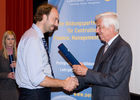 (c) fotodienst / Anna Rauchenberger - Wien, am 27.04.2010 -  Heute lud das Österreichische Controller-Institut zur Verleihung des Controller-Diploms in den Kinosaal der Wiener Urania ein. Zahlreiche Absolventen bekamen ihr Diplom für erfolgreich bestandene Lehrgänge verliehen. Gemeinsam mit ihnen feierten nicht nur Teilnehmer der Business-Intelligente Tagung BARC, die unweit der Urania im stattfand, sondern auch mehr als 100 ehemalige Absolventen des Österreichischen Controller-Instituts, die sich alljährlich zu einem Networking-Event treffen.  FOTO: Rolf Eschenbach, wissenschaftlicher Leiter des Österreichischen Controller-Instituts (re) überreicht das Diplom an eine/n Absolventen/in