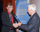 (c) fotodienst / Anna Rauchenberger - Wien, am 27.04.2010 -  Heute lud das Österreichische Controller-Institut zur Verleihung des Controller-Diploms in den Kinosaal der Wiener Urania ein. Zahlreiche Absolventen bekamen ihr Diplom für erfolgreich bestandene Lehrgänge verliehen. Gemeinsam mit ihnen feierten nicht nur Teilnehmer der Business-Intelligente Tagung BARC, die unweit der Urania im stattfand, sondern auch mehr als 100 ehemalige Absolventen des Österreichischen Controller-Instituts, die sich alljährlich zu einem Networking-Event treffen.  FOTO: Rolf Eschenbach, wissenschaftlicher Leiter des Österreichischen Controller-Instituts (re) überreicht das Diplom an eine/n Absolventen/in