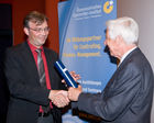 (c) fotodienst / Anna Rauchenberger - Wien, am 27.04.2010 -  Heute lud das Österreichische Controller-Institut zur Verleihung des Controller-Diploms in den Kinosaal der Wiener Urania ein. Zahlreiche Absolventen bekamen ihr Diplom für erfolgreich bestandene Lehrgänge verliehen. Gemeinsam mit ihnen feierten nicht nur Teilnehmer der Business-Intelligente Tagung BARC, die unweit der Urania im stattfand, sondern auch mehr als 100 ehemalige Absolventen des Österreichischen Controller-Instituts, die sich alljährlich zu einem Networking-Event treffen.  FOTO: Rolf Eschenbach, wissenschaftlicher Leiter des Österreichischen Controller-Instituts (re) überreicht das Diplom an eine/n Absolventen/in