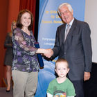 (c) fotodienst / Anna Rauchenberger - Wien, am 27.04.2010 -  Heute lud das Österreichische Controller-Institut zur Verleihung des Controller-Diploms in den Kinosaal der Wiener Urania ein. Zahlreiche Absolventen bekamen ihr Diplom für erfolgreich bestandene Lehrgänge verliehen. Gemeinsam mit ihnen feierten nicht nur Teilnehmer der Business-Intelligente Tagung BARC, die unweit der Urania im stattfand, sondern auch mehr als 100 ehemalige Absolventen des Österreichischen Controller-Instituts, die sich alljährlich zu einem Networking-Event treffen.  FOTO: Rolf Eschenbach, wissenschaftlicher Leiter des Österreichischen Controller-Instituts (re) überreicht das Diplom an eine/n Absolventen/in