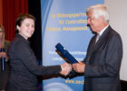 (c) fotodienst / Anna Rauchenberger - Wien, am 27.04.2010 -  Heute lud das Österreichische Controller-Institut zur Verleihung des Controller-Diploms in den Kinosaal der Wiener Urania ein. Zahlreiche Absolventen bekamen ihr Diplom für erfolgreich bestandene Lehrgänge verliehen. Gemeinsam mit ihnen feierten nicht nur Teilnehmer der Business-Intelligente Tagung BARC, die unweit der Urania im stattfand, sondern auch mehr als 100 ehemalige Absolventen des Österreichischen Controller-Instituts, die sich alljährlich zu einem Networking-Event treffen.  FOTO: Rolf Eschenbach, wissenschaftlicher Leiter des Österreichischen Controller-Instituts (re) überreicht das Diplom an eine/n Absolventen/in