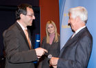(c) fotodienst / Anna Rauchenberger - Wien, am 27.04.2010 -  Heute lud das Österreichische Controller-Institut zur Verleihung des Controller-Diploms in den Kinosaal der Wiener Urania ein. Zahlreiche Absolventen bekamen ihr Diplom für erfolgreich bestandene Lehrgänge verliehen. Gemeinsam mit ihnen feierten nicht nur Teilnehmer der Business-Intelligente Tagung BARC, die unweit der Urania im stattfand, sondern auch mehr als 100 ehemalige Absolventen des Österreichischen Controller-Instituts, die sich alljährlich zu einem Networking-Event treffen.  FOTO: Rolf Eschenbach, wissenschaftlicher Leiter des Österreichischen Controller-Instituts (re) überreicht das Diplom an eine/n Absolventen/in