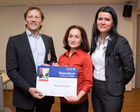 (c) fotodienst / Anna Rauchenberger - Wien, am 26.01.2010 - Am 26. Jänner veranstaltete das Österreichische Controller-Institut  (ÖCI)  eine Informationsveranstaltung zum Kernthema 'Controlling'. Im Rahmen der Veranstaltung wurde auch das Kurier-Stipendium in der Höhe von EUR 6000,- vergeben. FOTO v.l.: Prof. (FH) Dr. Christian Kreuzer, Mitglied der Geschäftsführung, Österreichisches Controller-Institut und Rita Niedermayr, Geschäftsführerin des Österreichischen Controller-Instituts, übergeben Alexandra Keszleri, Tieto Austria das Stipendium