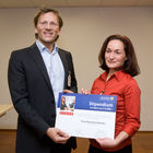 (c) fotodienst / Anna Rauchenberger - Wien, am 26.01.2010 - Am 26. Jänner veranstaltete das Österreichische Controller-Institut  (ÖCI)  eine Informationsveranstaltung zum Kernthema 'Controlling'. Im Rahmen der Veranstaltung wurde auch das Kurier-Stipendium in der Höhe von EUR 6000,- vergeben. FOTO v.l.: Prof. (FH) Dr. Christian Kreuzer, Mitglied der Geschäftsführung, Österreichisches Controller-Institut, übergibt Alexandra Keszleri, Tieto Austria das Stipendium.