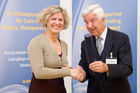 (C) fotodienst/Anna Rauchenberger -  Wien, am 14.10.2009 - Der wissenschaftliche Leiter des Österreichischen Controller-Instituts (ÖCI) verlieh am 14. Oktober Abschluss-Diplome an 50 Damen und Herren, die in Controlling-Lehrgängen und Schulungen des ÖCI reüssiert hatten und nun das Zertifikat mit Freude und Stolz entgegennahmen. FOTO:  Rolf Eschenbach, wissenschaftlicher Leiter des Österreichischen Controller-Instituts (ÖCI, rechts) übergibt Elisabeth Kerbl das Controller-Diplom.