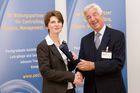 (C) fotodienst/Anna Rauchenberger -  Wien, am 14.10.2009 - Der wissenschaftliche Leiter des Österreichischen Controller-Instituts (ÖCI) verlieh am 14. Oktober Abschluss-Diplome an 50 Damen und Herren, die in Controlling-Lehrgängen und Schulungen des ÖCI reüssiert hatten und nun das Zertifikat mit Freude und Stolz entgegennahmen. FOTO:  Rolf Eschenbach, wissenschaftlicher Leiter des Österreichischen Controller-Instituts (ÖCI, rechts) übergibt Monika Pichler das Controller-Diplom.