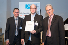  (c) www.fotodienst.at / Anna Rauchenberger – Wien, 27.11.2017 - Ehrung der Top Twenty Requirements Engineers und Software-Architekten aus 2016. FOTO Ehrung der Software Architekten, v.l.: Mag. Hans Müller, Präsident Future Network, Clemens Wallner, Inomed Medizintechnik GmbH, Freiburg, Dr. Peter Hruschka, Atlantic Systems.Guild: