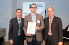  (c) www.fotodienst.at / Anna Rauchenberger – Wien, 27.11.2017 - Ehrung der Top Twenty Requirements Engineers und Software-Architekten aus 2016. FOTO Ehrung der Software Architekten, v.l.: Mag. Hans Müller, Präsident Future Network, Yves Brise, Innovation Process Technology AG, Zürich, Dr. Peter Hruschka, Atlantic Systems.Guild: