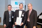  (c) www.fotodienst.at / Anna Rauchenberger – Wien, 27.11.2017 - Ehrung der Top Twenty Requirements Engineers und Software-Architekten aus 2016. FOTO Ehrung der Requirements Engineers, v.l.: Mag. Hans Müller, Präsident Future Network, Fabien Graf, ecocoach AG, Zürich, Dr. Peter Hruschka, Atlantic Systems.Guild: