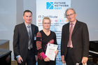 (c) www.fotodienst.at / Anna Rauchenberger – Wien, 27.11.2017 - Ehrung der Top Twenty Requirements Engineers und Software-Architekten aus 2016. FOTO Ehrung der Requirements Engineers, v.l.: Mag. Hans Müller, Präsident Future Network, Annette Groß, DXC Technology, Wiesbaden, Dr. Peter Hruschka, Atlantic Systems.Guild: