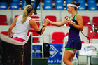 Nicole Rottmann (AUT, rechts) nach dem Spiel gegen Jana Cepelova (SVK, links) auf Slovak Open 2011. Nicole verlor gegen Jana 63, 6:0 und ist nicht ins Achtelfinale gekommen. NTC Sibamac Arena, Bratislava, Mittwoch 16.11.2011