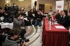 Das Theater an der Wien eröffnet als ganzjährig bespieltes Stagione-Opernhaus eine neue, eigenständige Kategorie im Wiener Kulturbetrieb. Bild: Journalistenrummel bei der Pressekonferenz. Foto: Anna Rauchenberger, Wien, 5.1.2006