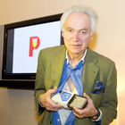  (c) fotodienst/Anna Rauchenberger - Wien, am 10.04.2012 –  Beweglich bleiben – motorisch und geistig -  ist das erklärte Ziel der Parkinsonpatienten in Österreich. Anlässlich des Welt-Parkinson-Tages am 11. April fand heute in der „Lobby“ die vom  'Parkinson Selbsthilfe Österreich-Dachverband' veranstaltete Pressekonferenz zu Morbus Parkinson statt. Morbus Parkinson ist eine der häufigsten neurodegenerativen Erkrankungen. Verlangsamte Bewegungen, Steifheit der Muskulatur und das sogenannte Ruhezittern sind die Hauptsymptome. Die Krankheit ist derzeit nicht heilbar. Durch eine maßgeschneiderte Therapie sind jedoch die körperlichen und psychischen Beschwerden gut behandelbar. Damit kann dem Betroffenen eine gute Lebensqualität ermöglicht werden. FOTO  Harald Fischer, Betroffener, mit der Duodopa-Pumpe, einem Gerät, das die benötigten Medikamente in den Dünndarm bringt, wo sie vom Körper aufgenommen werden können.: