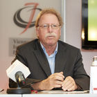  (c) fotodienst/Anna Rauchenberger - Wien, am 27.09.2012 – Jeder fünfte Erwachsene leidet einmal pro Monat unter Sodbrennen. Treten diese Beschwerden zwei bis dreimal pro Woche auf, liegt eine Refluxkrankheit vor, die bis zum Speiseröhrenkrebs führen kann. Ein neues Präparat mit dem pflanzlichen Wirkstoff Natriumalginat kann helfen. FOTO Mag. Pharm. Kurt Vymazal, Pharmazeut: