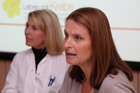  (c) fotodienst/Katharina Schiffl - Wien, am 29.1.2013 - Anlässlich des Weltkrebstages (4. Februar) informieren ExpertInnen über sinnvolle Vorsorgemaßnahmen, neue Therapien und wichtige Begleitmaßnahmen, um die Sterblichkeit bei Krebs weiter zu reduzieren. FOTO Univ. Prof. Dr. Gabriela Kornek, Stellvertretende Leiterin der klinischen Abteilung für Onkologie, Medizinische Universitätsklinik Wien, Präsidentin des Vereins „Leben mit Krebs“; Moderatorin Barbara Stöckl;:
