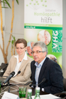  (c) fotodienst/Anna Rauchenberger - Wien, am 09.04.2013 -  Anlässlich des Tages der Homöopathie sprechen medizinische Experten zu aktuellen Themen rund um die Kindergesundheit. FOTO v.l Claudia Maurer, Heilpraktikerin, Gründerin der Initiative „Homöopathie hilft!“, Obfrau des Vereins zur Förderung der Homöopathie und Gesundheit (VHG), Dr. Erfried Pichler, Allgemeinmediziner und Homöopath in Klagenfurt, Präsident der Österreichischen Gesellschaft für Homöopathie (ÖGHM):