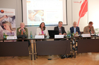  (c) fotodienst / Katharina Schiffl - Wien, am 18.06.2014 - Pressefrühstück anlässlich des europäischen Tag des Schlafes zum Thema Benzodiazepinabhängigkeit - Schlafprobleme mit der Kraft der Heilpflanzen lösen. FOTO: Univ. Prof. Dr. Manfred Walzl, Facharzt für Neurologie und Psychiatrie, Leiter der Schlafmedizin Landesnervenklinik Graz;.Dr. Petra Zizenbacher, Ärztin für Allgemeinmedizin in Wien;.Mag. Stefan Geelhaar, Apotheker, Max Zeller AG, Schweiz;.Dr. Ernst Pallenbach, Pharmazeut aus Deutschland;.Mag. Ilona Leitner, Apothekerin in Wien:
