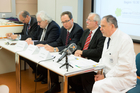 (c) fotodienst / Anna Rauchenberger - Wien, am 27.01.2015 -  Anlässlich des Weltkrebstages und des Patienten-Info-Tages im Wiener Rathaus am 10. Februar informierten Experten über neue Therapien und Maßnahmen bei Brust-, Lungen- und Hautkkrebs und über Unterstützungsmöglichkeiten für Krebspatienten. FOTO v.l. Univ. Prof. Dr. Paul Sevelda, Vorstand der Abteilung für Gynäologoe und Geburtshilfe im Krankenhaus Wien-Hietzing, Präsident der Österreichischen Krebshilfe, Univ. Prof. Dr. Hubert Pehamberger, Leiter der Univ. Klinik für Dermatologie der MedUni Wien/AKH Wien, Univ. Prof. Dr. Wolfgang Hilbe, 1. Medizinische Abteilung, Zentrum für Onkologie und Hämatologie im Wiener Wilhelminenspital, Univ. Prof. Dr. Günther Steger, Programmdirektor für Mammakarzinom der Klinischen Abteilung für Onkologie, Univ. Klinik für Innere Medizin I, MedUni Wien/AKH Wien, Univ. Prof. Dr. Christoph Zielinkski, Leiter der Univ. Klinik für Innere Medizin I und Leiter der Klinischen Abteilung für Onkologie der MedUni Wien/AKH Wien: