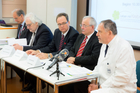  (c) fotodienst / Anna Rauchenberger - Wien, am 27.01.2015 -  Anlässlich des Weltkrebstages und des Patienten-Info-Tages im Wiener Rathaus am 10. Februar informierten Experten über neue Therapien und Maßnahmen bei Brust-, Lungen- und Hautkkrebs und über Unterstützungsmöglichkeiten für Krebspatienten. FOTO v.l. Univ. Prof. Dr. Paul Sevelda, Vorstand der Abteilung für Gynäologoe und Geburtshilfe im Krankenhaus Wien-Hietzing, Präsident der Österreichischen Krebshilfe, Univ. Prof. Dr. Hubert Pehamberger, Leiter der Univ. Klinik für Dermatologie der MedUni Wien/AKH Wien, Univ. Prof. Dr. Wolfgang Hilbe, 1. Medizinische Abteilung, Zentrum für Onkologie und Hämatologie im Wiener Wilhelminenspital, Univ. Prof. Dr. Günther Steger, Programmdirektor für Mammakarzinom der Klinischen Abteilung für Onkologie, Univ. Klinik für Innere Medizin I, MedUni Wien/AKH Wien, Univ. Prof. Dr. Christoph Zielinkski, Leiter der Univ. Klinik für Innere Medizin I und Leiter der Klinischen Abteilung für Onkologie der MedUni Wien/AKH Wien:
