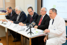  (c) fotodienst / Anna Rauchenberger - Wien, am 27.01.2015 -  Anlässlich des Weltkrebstages und des Patienten-Info-Tages im Wiener Rathaus am 10. Februar informierten Experten über neue Therapien und Maßnahmen bei Brust-, Lungen- und Hautkkrebs und über Unterstützungsmöglichkeiten für Krebspatienten. FOTO v.l. Univ. Prof. Dr. Paul Sevelda, Vorstand der Abteilung für Gynäologoe und Geburtshilfe im Krankenhaus Wien-Hietzing, Präsident der Österreichischen Krebshilfe, Univ. Prof. Dr. Hubert Pehamberger, Leiter der Univ. Klinik für Dermatologie der MedUni Wien/AKH Wien, Univ. Prof. Dr. Wolfgang Hilbe, 1. Medizinische Abteilung, Zentrum für Onkologie und Hämatologie im Wiener Wilhelminenspital, Univ. Prof. Dr. Günther Steger, Programmdirektor für Mammakarzinom der Klinischen Abteilung für Onkologie, Univ. Klinik für Innere Medizin I, MedUni Wien/AKH Wien, Univ. Prof. Dr. Christoph Zielinkski, Leiter der Univ. Klinik für Innere Medizin I und Leiter der Klinischen Abteilung für Onkologie der MedUni Wien/AKH Wien: