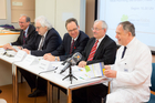  (c) fotodienst / Anna Rauchenberger - Wien, am 27.01.2015 -  Anlässlich des Weltkrebstages und des Patienten-Info-Tages im Wiener Rathaus am 10. Februar informierten Experten über neue Therapien und Maßnahmen bei Brust-, Lungen- und Hautkkrebs und über Unterstützungsmöglichkeiten für Krebspatienten. FOTO v.l. Univ. Prof. Dr. Paul Sevelda, Vorstand der Abteilung für Gynäologoe und Geburtshilfe im Krankenhaus Wien-Hietzing, Präsident der Österreichischen Krebshilfe, Univ. Prof. Dr. Hubert Pehamberger, Leiter der Univ. Klinik für Dermatologie der MedUni Wien/AKH Wien, Univ. Prof. Dr. Wolfgang Hilbe, 1. Medizinische Abteilung, Zentrum für Onkologie und Hämatologie im Wiener Wilhelminenspital, Univ. Prof. Dr. Günther Steger, Programmdirektor für Mammakarzinom der Klinischen Abteilung für Onkologie, Univ. Klinik für Innere Medizin I, MedUni Wien/AKH Wien, Univ. Prof. Dr. Christoph Zielinkski, Leiter der Univ. Klinik für Innere Medizin I und Leiter der Klinischen Abteilung für Onkologie der MedUni Wien/AKH Wien: