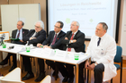  (c) fotodienst / Anna Rauchenberger - Wien, am 27.01.2015 -  Anlässlich des Weltkrebstages und des Patienten-Info-Tages im Wiener Rathaus am 10. Februar informierten Experten über neue Therapien und Maßnahmen bei Brust-, Lungen- und Hautkkrebs und über Unterstützungsmöglichkeiten für Krebspatienten. FOTO v.l. Univ. Prof. Dr. Paul Sevelda, Vorstand der Abteilung für Gynäologoe und Geburtshilfe im Krankenhaus Wien-Hietzing, Präsident der Österreichischen Krebshilfe, Univ. Prof. Dr. Hubert Pehamberger, Leiter der Univ. Klinik für Dermatologie der MedUni Wien/AKH Wien, Univ. Prof. Dr. Wolfgang Hilbe, 1. Medizinische Abteilung, Zentrum für Onkologie und Hämatologie im Wiener Wilhelminenspital, Univ. Prof. Dr. Günther Steger, Programmdirektor für Mammakarzinom der Klinischen Abteilung für Onkologie, Univ. Klinik für Innere Medizin I, MedUni Wien/AKH Wien, Univ. Prof. Dr. Christoph Zielinkski, Leiter der Univ. Klinik für Innere Medizin I und Leiter der Klinischen Abteilung für Onkologie der MedUni Wien/AKH Wien: