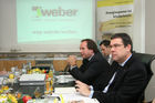 (C) fotodienst/Anna Rauchenberger - Wien 15.01.2008  - Saint-Gobain Weber Terranova präsentiert die 'Dämmsation', eine Dämmstoffinnovation, die weniger Dämmdicke bei höherem Dämmwert benötigt. FOTO v.l.: Prok. Gebhard Parb (Vertriebsleiter) und Prok. Christian Poprawa (Marketing).