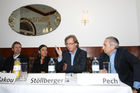 Pressekonferenz zu ;Wien, Weltstadt des Passivhauses;, 10.11.2011 im Kaffee Landtmann. mit DI Johannes KISLINGER (Obmann der IG Passivhaus Ost), Vizebürgermeisterin Mag.a Maria VASSILAKOU (Stadträtin für Stadtentwicklung, .   Verkehr, Klimaschutz, Energieplanung und BürgerInnenbeteiligung), Mag. Günther JEDLICZKA (Geschäftsführer der OeAD Wohnraumverwaltungs GmbH), DI Günther STÖLLBERGER (techn. Geschäftsführer der ARWAG Bauträger GmbH), DI Michael PECH (Vorstandsdirektor Österreichisches Siedlungswerk Gemeinnützige Wohnungsaktiengesellschaft ÖSW) (c) Julia Fuchs.