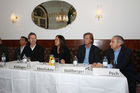 Pressekonferenz zu ;Wien, Weltstadt des Passivhauses;, 10.11.2011 im Kaffee Landtmann. mit DI Johannes KISLINGER (Obmann der IG Passivhaus Ost), Vizebürgermeisterin Mag.a Maria VASSILAKOU (Stadträtin für Stadtentwicklung, .   Verkehr, Klimaschutz, Energieplanung und BürgerInnenbeteiligung), Mag. Günther JEDLICZKA (Geschäftsführer der OeAD Wohnraumverwaltungs GmbH), DI Günther STÖLLBERGER (techn. Geschäftsführer der ARWAG Bauträger GmbH), DI Michael PECH (Vorstandsdirektor Österreichisches Siedlungswerk Gemeinnützige Wohnungsaktiengesellschaft ÖSW) (c) Julia Fuchs.