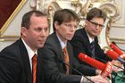 (C) fotodienst/Anna Rauchenberger - Wien 09.03.2006 - Der Trend zum Leasen ist beim Auto weiterhin stark steigend. Die Porsche Bank ist klarer Marktführer in Österreich und baut diese Position auch in  Südosteuropa aus. FOTO v.l.: Dr. Hans Peter Schützinger (GF der Porsche Holding GmbH ), Mag. Hannes Maurer (Vorstand Porsche Bank AG), Mag. Rainer Schroll (Finanzvorstand der Porsche Bank AG ).