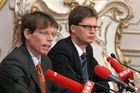 (C) fotodienst/Anna Rauchenberger - Wien 09.03.2006 - Der Trend zum Leasen ist beim Auto weiterhin stark steigend. Die Porsche Bank ist klarer Marktführer in Österreich und baut diese Position auch in  Südosteuropa aus. FOTO v.l.: Mag. Hannes Maurer (Vorstand Porsche Bank AG), Mag. Rainer Schroll (Finanzvorstand der Porsche Bank AG).