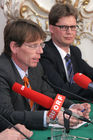 (C) fotodienst/Anna Rauchenberger - Wien 09.03.2006 - Der Trend zum Leasen ist beim Auto weiterhin stark steigend. Die Porsche Bank ist klarer Marktführer in Österreich und baut diese Position auch in  Südosteuropa aus. FOTO v.l.: Mag. Hannes Maurer (Vorstand Porsche Bank AG), Mag. Rainer Schroll (Finanzvorstand der Porsche Bank AG).