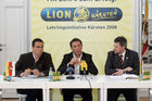 Pressekonferenz LION Mit Lehre zum Erfolg, ARGE Lehrlingsinitiative Kärnten im Amt der Kärntner Landesregierung - Spiegelsaal 
Podium vl: Landsrat Uwe Scheuch , Landeshauptmann Jörg Haider , Landesschulinspektor Herbert Torta

Foto: Johannes Puch / Fotodienst
