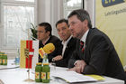 Pressekonferenz LION Mit Lehre zum Erfolg, ARGE Lehrlingsinitiative Kärnten im Amt der Kärntner Landesregierung - Spiegelsaal 
Podium vl: Landsrat Uwe Scheuch , Landeshauptmann Jörg Haider , Landesschulinspektor Herbert Torta

Foto: Johannes Puch / Fotodienst
