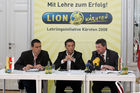 Pressekonferenz LION Mit Lehre zum Erfolg, ARGE Lehrlingsinitiative Kärnten im Amt der Kärntner Landesregierung - Spiegelsaal Podium vl: Landsrat Uwe Scheuch , Landeshauptmann Jörg Haider , Landesschulinspektor Herbert Torta Foto: Johannes Puch / Fotodienst