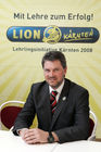 Pressekonferenz LION Mit Lehre zum Erfolg, ARGE Lehrlingsinitiative Kärnten im Amt der Kärntner Landesregierung - Spiegelsaal 
Podium vl: Landsrat Uwe Scheuch , Landeshauptmann Jörg Haider , Landesschulinspektor Herbert Torta
Bild: Torta
Foto: Johannes Puch / Fotodienst
