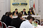 Pressekonferenz LION Mit Lehre zum Erfolg, ARGE Lehrlingsinitiative Kärnten im Amt der Kärntner Landesregierung - Spiegelsaal 
Podium vl: Landsrat Uwe Scheuch , Landeshauptmann Jörg Haider , Landesschulinspektor Herbert Torta
 
Foto: Johannes Puch / Fotodienst
