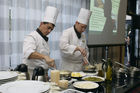 SV (Schweiz) AG, VIP Anlass Courtyard by Marriott Zuerich Nord. Bild: max Restaurant - Koeche, Sarino Serratore zaubert zusammen mit seiner Brigade Gerichte auf den Tisch