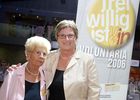 (C) fotodienst/Anna Rauchenberger - Wien 29.09.2006 - Freiwilligen Gala im Uniqa Tower. FOTO: Friederike Gillhofer, Mutter eines Preisträgers mit BM U. Haubner.