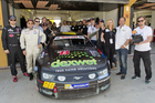 Der Einstieg des Filterherstellers dexwet mit Renauer Motorsport in die europäische NASCAR-Rennserie im spanischen Valencia war sehr erfolgreich, auch in der Boxenstraße gab es gute Stimmung. Der Techniker- und Betreuerstab wurde vom dexwet-Team in allen Belangen unterstützt. Die Kollegen vom DF1-Team freuten sich mit. Im Bild: Renauer-dexwet-Transbritannia-Team.