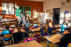 (c) fotodienst.at / Anna Rauchenberger – Wien, 15.02.2021 -  Die Volksschule Hainfeld in Niederösterreich ist Schauplatz einer dreiwöchigen Luftfilterstudie des Instituts für Innenraumanalytik mit Filterhersteller Dexwet. Im Bild: Schüler der VS-Klasse 1a.