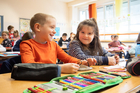 (c) fotodienst.at / Anna Rauchenberger – Wien, 15.02.2021 -  Die Volksschule Hainfeld in Niederösterreich ist Schauplatz einer dreiwöchigen Luftfilterstudie des Instituts für Innenraumanalytik mit Filterhersteller Dexwet. Im Bild: Schüler der VS-Klasse 1a.