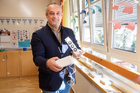 (c) www.fotodienst.at / Anna Rauchenberger – Abschluss der Raumluftfilter-Studie in der Volksschule Hainfeld. Im Bild: Dexwet Verkaufsdirektor Jürgen Kettinger.