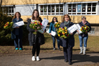 (c) www.fotodienst.at / Anna Rauchenberger – Abschluss der Raumluftfilter-Studie in der Volksschule Hainfeld. Im Bild: Lehrerteam mit Volksschuldirektorin Herta Smetana.